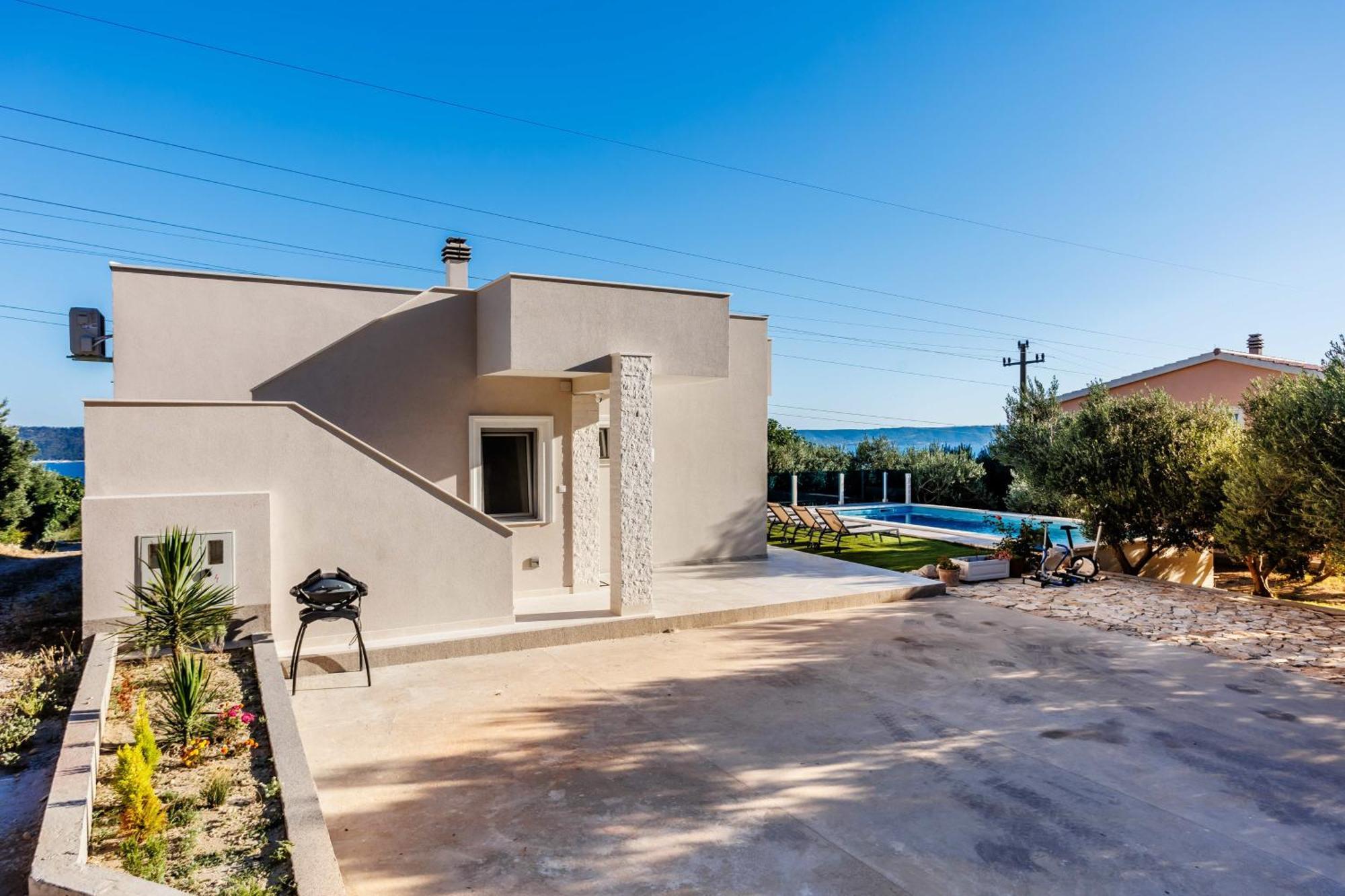 Villa Dalmatina Hill House - Private Pool, Sea And Hill View, Rooftop Terrace, Free Parking Kastela